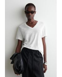 COS - T-Shirt Aus Leinen Mit V-Ausschnitt - Lyst