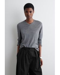 COS - Pullover Aus Merinowolle Mit V-Ausschnitt - Lyst