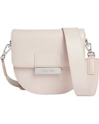 Calvin Klein Ck Core Saddle Bag Sm Handbag - Naturel