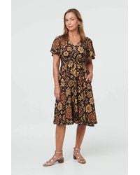 Izabel London - Floral Shirred V-Neck Knee Length Dress - Lyst