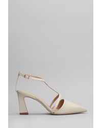 Isabel Ferranti - Pumps In Beige Leather - Lyst