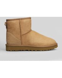 UGG - Tronchetti tacco basso Classic Mini II in Camoscio Cuoio naturale - Lyst