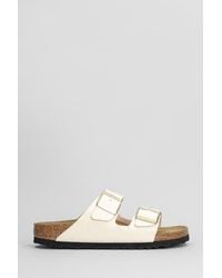 Birkenstock - Sandali flats Arizona Leo in Pelle Beige - Lyst