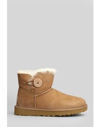 UGG - Tronchetti tacco basso Mini Bailey ButtonII in Camoscio Cuoio naturale - Lyst