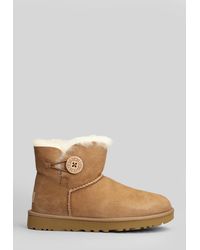 UGG - Tronchetti tacco basso Mini Bailey ButtonII in Camoscio Cuoio naturale - Lyst