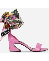 Dolce & Gabbana Sandalia de charol con tejido estampado y logotipo DG - Rosa