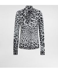 Dolce & Gabbana - Bluse Aus Charmeuse Mit Schleife Leoprint - Lyst