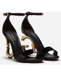 Dolce & Gabbana Sandale aus glänzendem kalbsleder mit DG barocco-absatz - Schwarz