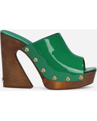 Damen Schuhe Absätze Sandalen mit Keilabsatz Dolce & Gabbana Leder Clog aus Lackleder mit DG-Logo in Grün 