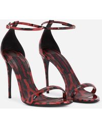 Dolce & Gabbana Sandalias charol con estampado leopardo sobre fondo rojo