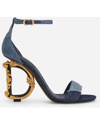 Dolce & Gabbana Sandalo in denim patchwork con tacco DG Barocco - Blu