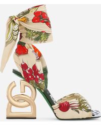 Dolce & Gabbana Sandalette aus bedrucktem Textil mit Absatz 3.5 - Weiß