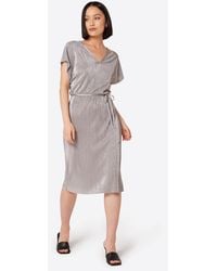 Apricot - Plissee-Kleid Mit V-Ausschnitt - Lyst