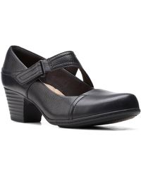 clarks pumps black