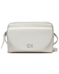 Calvin Klein - Handtasche Ck Daily Camera Bag Pebble K60K611914 Weiß - Lyst