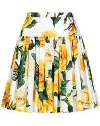Dolce & Gabbana - Falda plato corta de algodón con estampado de rosas amarillas - Lyst