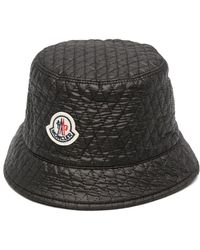 Moncler - Cappello nero bucket trapuntato con logo - Lyst