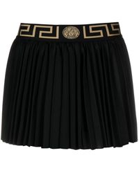 Versace - Shorts con pieghe La Greca - Lyst