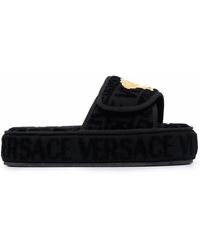Versace - Sandali slides con logo goffrato - Lyst
