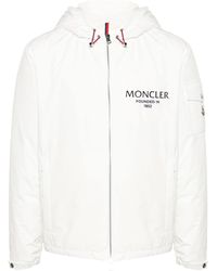 Moncler - Plumífero con capucha y logo - Lyst