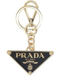 Prada - Schlüsselanhänger mit emailliertem Triangel-Logo - Lyst