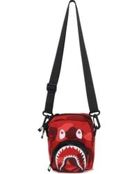 A Bathing Ape - Bolso messenger con motivo militar y cabeza de tiburón - Lyst