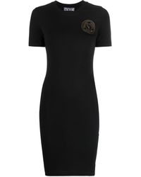 Versace - Vestido estilo camiseta con motivo V-Emblem - Lyst