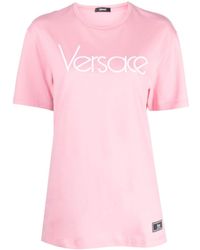 Versace - T-Shirt mit Logo-Stickerei - Lyst