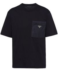 Prada - T-Shirt mit Logo-Patch - Lyst