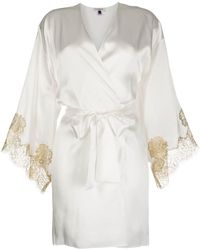 Morgen Gilda & Pearl Morgenmantel mit Federn in Weiß Damen Bekleidung Nachtwäsche Bade- und Hausmäntel 