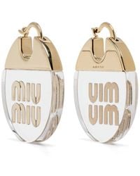 Miu Miu - Runde Ohrringe mit Logo - Lyst