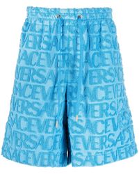 Versace - Pantalones cortos Allover con logo en relieve - Lyst