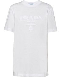 Prada - T-shirt con applicazione logo - Lyst