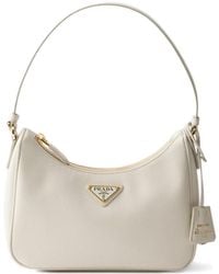Prada - Mini Re-Edition Schultertasche Mit Logo-Schild - Lyst