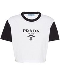 Prada - T-shirt crop à logo imprimé - Lyst