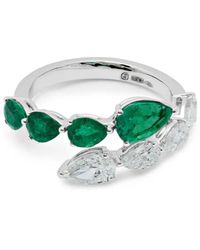 Jewels Aficionado - Anillo Bypass en oro blanco de 18 ct con diamantes y esmeralda - Lyst