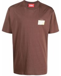 032c Camiseta con detalle de parche - Marrón