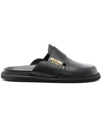 Moschino - Slippers con placca logo in pelle - Lyst