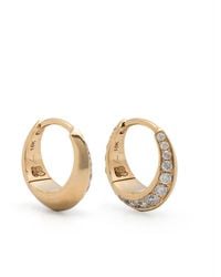 Lizzie Mandler - Pendientes huggie Crescent en oro amarillo de 18 ct - Lyst