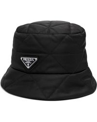 Prada - Cappello bucket trapuntato con placca logo - Lyst