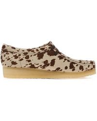Clarks - Mocassini Wallabee Con Stampa Mucca - Lyst