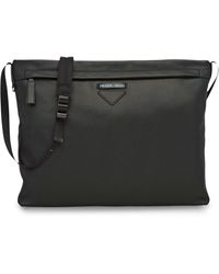 Prada Schultertasche mit Logo-Schild - Schwarz