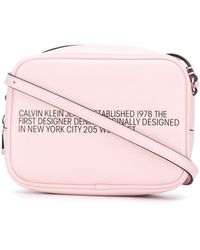 Calvin Klein Bandolera con eslogan - Rosa