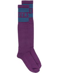 Chaussettes longues à logo imprimé Coton Versace en coloris Violet Femme Vêtements Chaussettes & Bas Chaussettes 