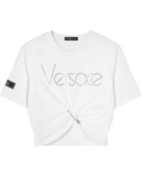 Versace - T-shirt crop à logo strassé - Lyst