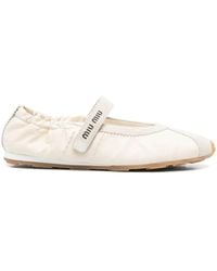 Miu Miu - Ballerinas mit Logo-Print - Lyst