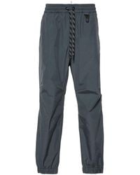 Moncler - Pantalones de chándal con logo en relieve - Lyst