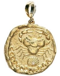 Azlee - Großer 18kt Karkinos Coin Gelbgoldanhänger mit Diamanten - Lyst