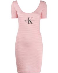 Calvin Klein Vestido a rayas con logo - Rosa