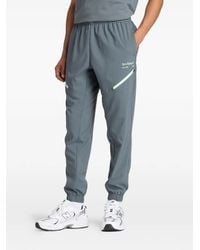 New Balance - Pantalones joggers con logo - Lyst